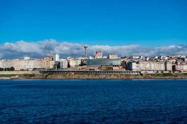 La Coruna, İspanya. 11 Kasım 2024: Domus de Orzan Müzesi ve mavi gökyüzü.