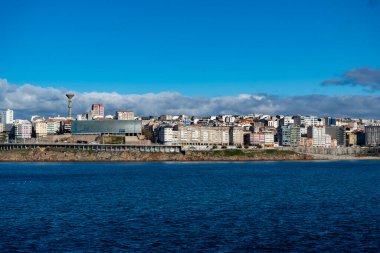 La Coruna, İspanya. 11 Kasım 2024: Domus de Orzan Müzesi ve mavi gökyüzü.