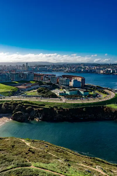 La Coruna, İspanya. 11 Kasım 2024: Yüksek dağların ve deniz kenarının panoramik manzarası