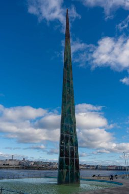 La Coruna, İspanya. 11 Kasım 2024: Milenyum Dikilitaş heykeli ve mavi gökyüzü.