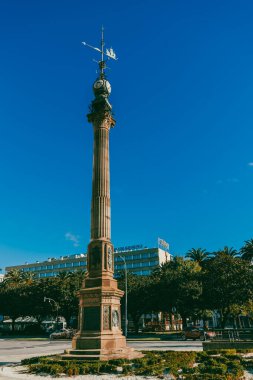 La Coruna, İspanya. 11 Kasım 2024: Millennium Obelisk ve mavi gökyüzü saati.