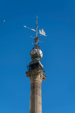 La Coruna, İspanya. 11 Kasım 2024: Millennium Obelisk ve mavi gökyüzü saati.