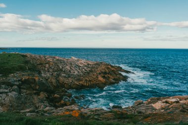Atlantik Okyanusu Obelisk Milenyum sektörünün manzarası. A Coruna, İspanya.