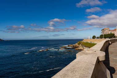 La Coruna, İspanya. 11 Kasım 2024: Şehir güvertesi ve mavi gökyüzü.
