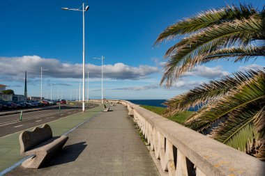 La Coruna, İspanya. 11 Kasım 2024: Şehir güvertesi ve mavi gökyüzü.