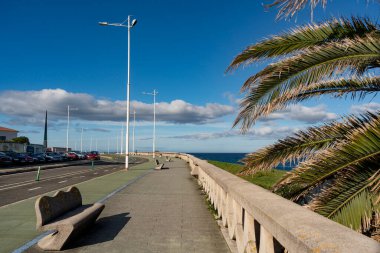 La Coruna, İspanya. 11 Kasım 2024: Şehir güvertesi ve mavi gökyüzü.