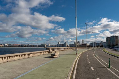 La Coruna, İspanya. 11 Kasım 2024: Şehir güvertesi ve mavi gökyüzü.