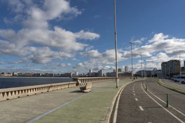 La Coruna, İspanya. 11 Kasım 2024: Şehir güvertesi ve mavi gökyüzü.