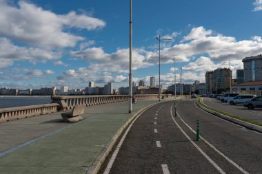 La Coruna, İspanya. 11 Kasım 2024: Şehir güvertesi ve mavi gökyüzü.