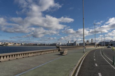 La Coruna, İspanya. 11 Kasım 2024: Şehir güvertesi ve mavi gökyüzü.