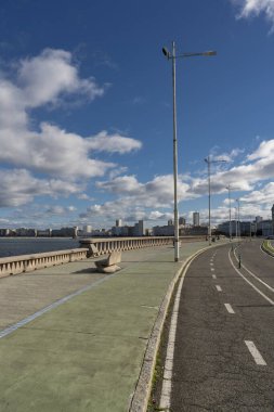 La Coruna, İspanya. 11 Kasım 2024: Şehir güvertesi ve mavi gökyüzü.