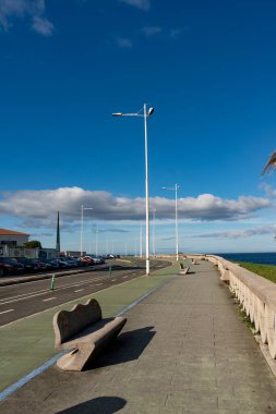 La Coruna, İspanya. 11 Kasım 2024: Şehir güvertesi ve mavi gökyüzü.