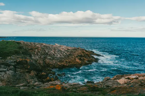 Atlantik Okyanusu Obelisk Milenyum sektörünün manzarası. A Coruna, İspanya.
