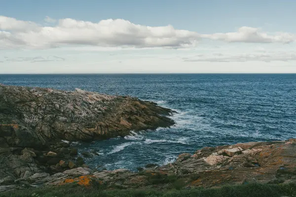 Atlantik Okyanusu Obelisk Milenyum sektörünün manzarası. A Coruna, İspanya.