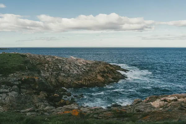 Atlantik Okyanusu Obelisk Milenyum sektörünün manzarası. A Coruna, İspanya.