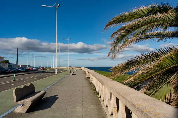 La Coruna, İspanya. 11 Kasım 2024: Şehir güvertesi ve mavi gökyüzü.