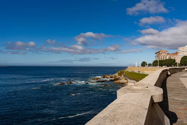 La Coruna, İspanya. 11 Kasım 2024: Şehir güvertesi ve mavi gökyüzü.