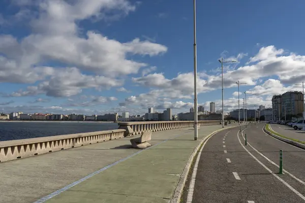 La Coruna, İspanya. 11 Kasım 2024: Şehir güvertesi ve mavi gökyüzü.