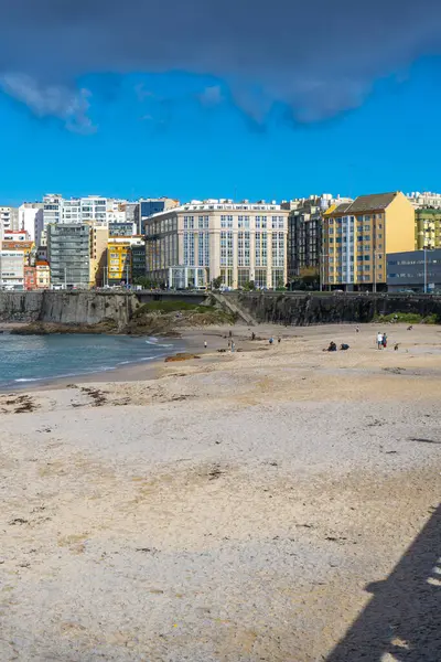 La Coruna, İspanya. 11 Kasım 2024: Mavi gökyüzü ve binalarla Orzn sahilinde manzara.