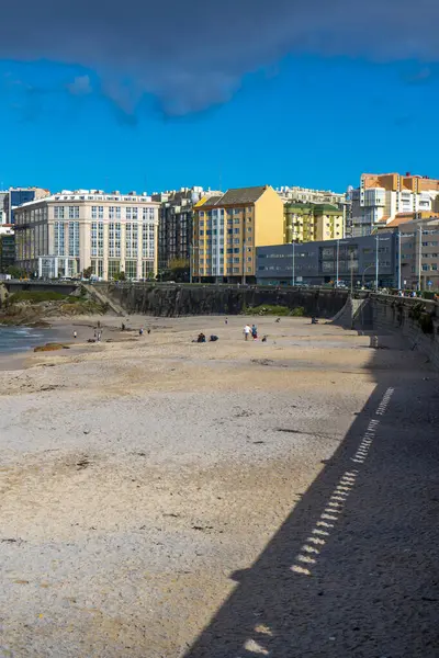 La Coruna, İspanya. 11 Kasım 2024: Mavi gökyüzü ve binalarla Orzn sahilinde manzara.