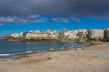 La Coruna, İspanya. 11 Kasım 2024: Orzan sahilinde mavi gökyüzü ve binalar.