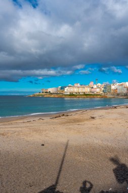 La Coruna, İspanya. 11 Kasım 2024: Orzan sahilinde mavi gökyüzü ve binalar.