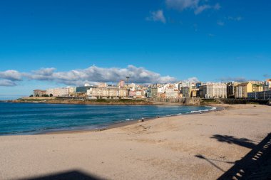 La Coruna, İspanya. 11 Kasım 2024: Orzan sahilinde mavi gökyüzü ve binalar.