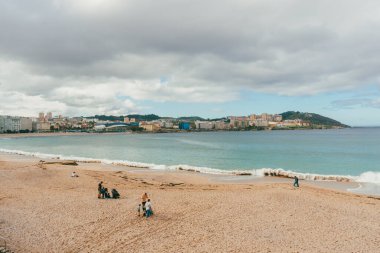 La Coruna, İspanya. 11 Kasım 2024: Orzan sahilinde mavi gökyüzü ve binalar.