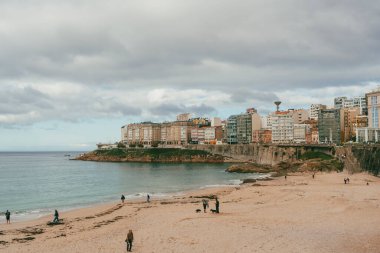 La Coruna, İspanya. 11 Kasım 2024: Orzan sahilinde mavi gökyüzü ve binalar.