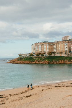 La Coruna, İspanya. 11 Kasım 2024: Orzan sahilinde mavi gökyüzü ve binalar.