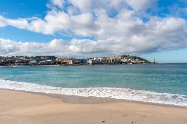 La Coruna, İspanya. 11 Kasım 2024: Orzan sahilinde mavi gökyüzü ve binalar.