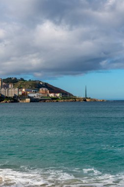 La Coruna, İspanya. 11 Kasım 2024: Orzan sahilinde mavi gökyüzü ve binalar.