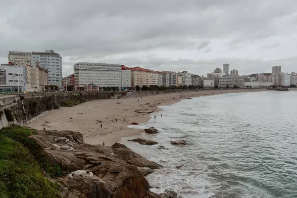 La Coruna, İspanya. 11 Kasım 2024: Orzan sahilinde mavi gökyüzü ve binalar.