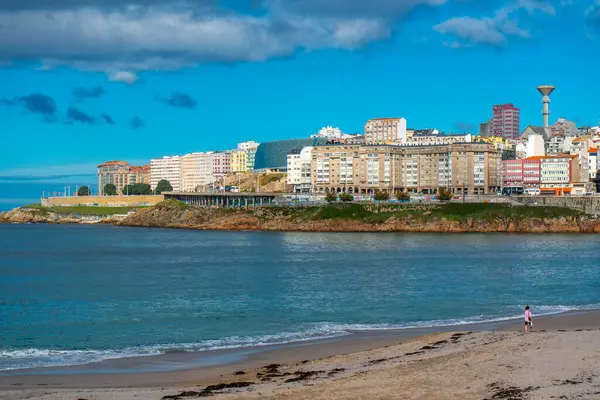 La Coruna, İspanya. 11 Kasım 2024: Orzan sahilinde mavi gökyüzü ve binalar.