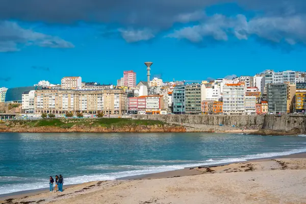 La Coruna, İspanya. 11 Kasım 2024: Orzan sahilinde mavi gökyüzü ve binalar.