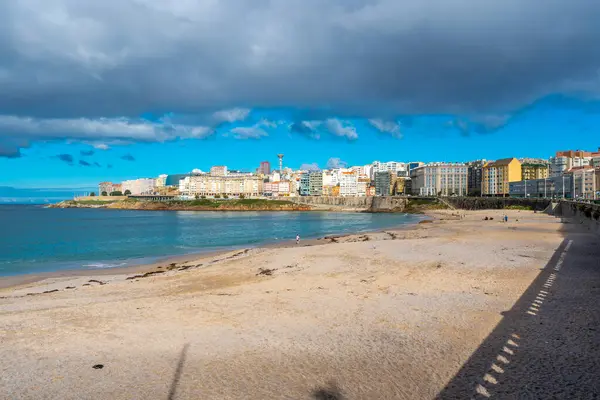 La Coruna, İspanya. 11 Kasım 2024: Orzan sahilinde mavi gökyüzü ve binalar.