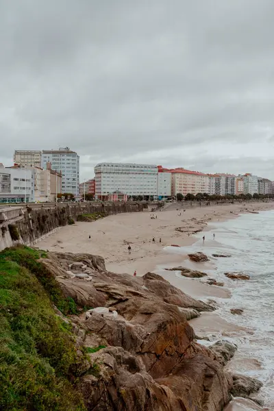 La Coruna, İspanya. 11 Kasım 2024: Orzan sahilinde mavi gökyüzü ve binalar.