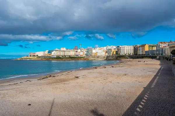 La Coruna, İspanya. 11 Kasım 2024: Orzan sahilinde mavi gökyüzü ve binalar.