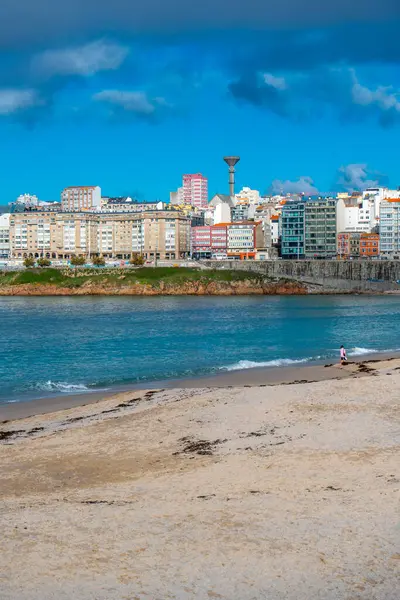 La Coruna, İspanya. 11 Kasım 2024: Orzan sahilinde mavi gökyüzü ve binalar.