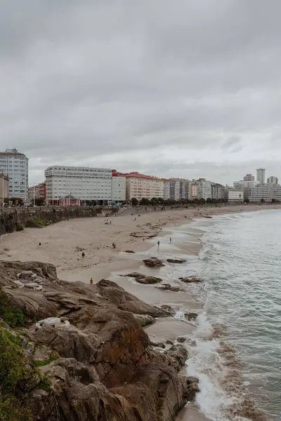 La Coruna, İspanya. 11 Kasım 2024: Orzan sahilinde mavi gökyüzü ve binalar.