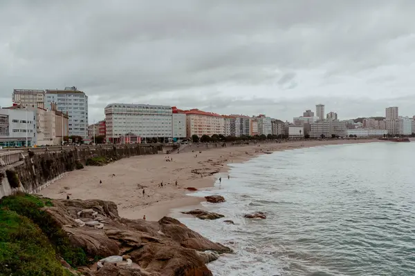 La Coruna, İspanya. 11 Kasım 2024: Orzan sahilinde mavi gökyüzü ve binalar.