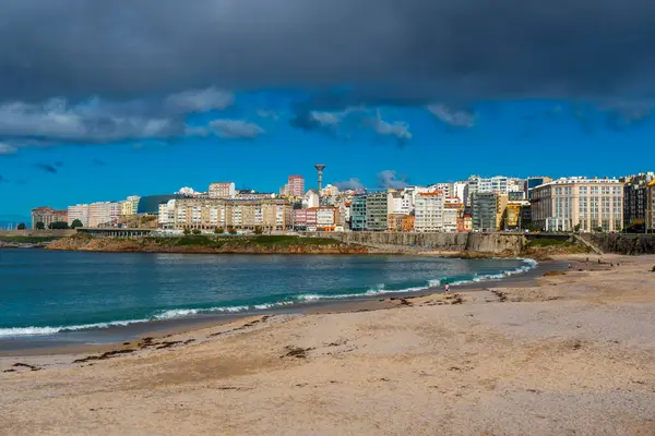 La Coruna, İspanya. 11 Kasım 2024: Orzan sahilinde mavi gökyüzü ve binalar.