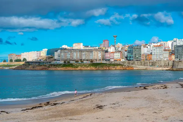 La Coruna, İspanya. 11 Kasım 2024: Orzan sahilinde mavi gökyüzü ve binalar.