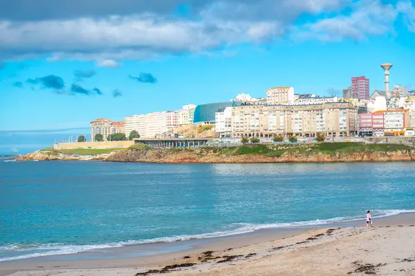 La Coruna, İspanya. 11 Kasım 2024: Orzan sahilinde mavi gökyüzü ve binalar.