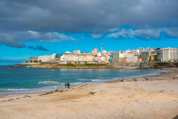 La Coruna, İspanya. 11 Kasım 2024: Orzan sahilinde mavi gökyüzü ve binalar.