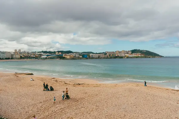 La Coruna, İspanya. 11 Kasım 2024: Orzan sahilinde mavi gökyüzü ve binalar.