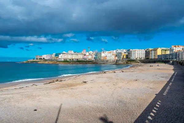 La Coruna, İspanya. 11 Kasım 2024: Orzan sahilinde mavi gökyüzü ve binalar.
