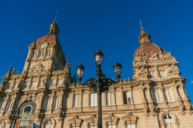 La Coruna, İspanya. 11 Kasım 2024: Maria Pita Meydanı ve Belediye Binası.