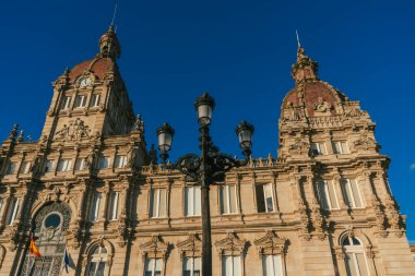 La Coruna, İspanya. 11 Kasım 2024: Maria Pita Meydanı ve Belediye Binası.