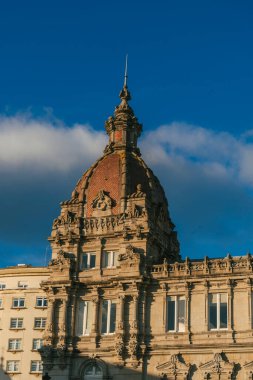 La Coruna, İspanya. 11 Kasım 2024: Maria Pita Meydanı ve Belediye Binası.